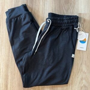 Vuori Women’s Performance Joggers, in black heather, size XS. NWT!